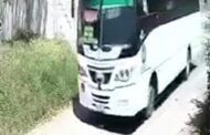 Inaudito, ¡Imágenes fuertes!…En #Cordoba, conductor de autobús mata a lomito cuando descansaba sobre la calle